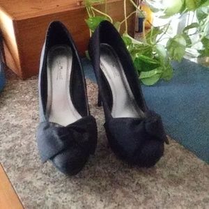 Black shoes with bow on the front